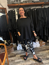 Lade das Bild in den Galerie-Viewer, Rundholz Black Label Oversizeshirt