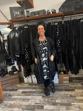 Lade das Bild in den Galerie-Viewer, Rundholz Black Label Regenmantel