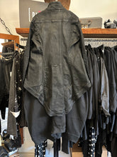 Lade das Bild in den Galerie-Viewer, Rundholz Dip Frack Jeansjacke
