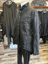 Lade das Bild in den Galerie-Viewer, Rundholz Dip Frack Jeansjacke