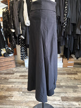 Lade das Bild in den Galerie-Viewer, Rundholz Black Label Ballonrock