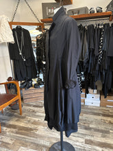 Lade das Bild in den Galerie-Viewer, Rundholz Black Label Stretchmantel