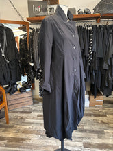 Lade das Bild in den Galerie-Viewer, Rundholz Black Label Stretchmantel