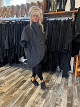 Lade das Bild in den Galerie-Viewer, Sanctamuerte Oversize Winterjacke