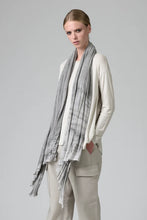Lade das Bild in den Galerie-Viewer, Transit handgefärbter Schal