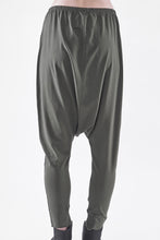 Lade das Bild in den Galerie-Viewer, Rundholz Black Label Hose