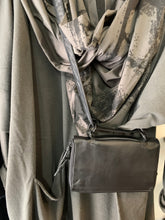 Lade das Bild in den Galerie-Viewer, Black by K&M Walletcase