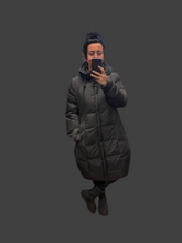 Lade das Bild in den Galerie-Viewer, Rundholz Black Label Daunenmantel
