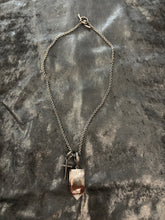 Lade das Bild in den Galerie-Viewer, DARKGEM Kette Bergkristall mit Kreuz

