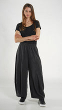 Lade das Bild in den Galerie-Viewer, Rundholz Black Label Tulpenhose
