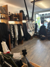 Lade das Bild in den Galerie-Viewer, DARKGEM Lederkette Bergkristall
