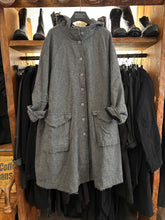 Lade das Bild in den Galerie-Viewer, Rundholz Black Label Wollmantel
