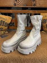 Lade das Bild in den Galerie-Viewer, Lofina Muster Boots
