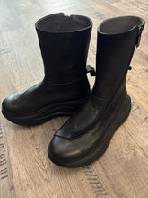 Lade das Bild in den Galerie-Viewer, Lofina Bootie mit schrägem Zipper

