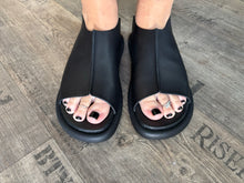 Lade das Bild in den Galerie-Viewer, Lofina Latschis
