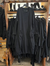 Lade das Bild in den Galerie-Viewer, Rundholz Black Label Sweatkleid

