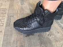 Lade das Bild in den Galerie-Viewer, Lofina Sommer Sneaker
