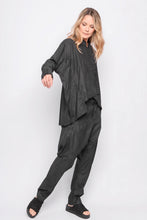 Lade das Bild in den Galerie-Viewer, Black by K&amp;M Bluse
