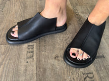 Lade das Bild in den Galerie-Viewer, Lofina Latschis
