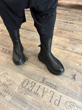 Lade das Bild in den Galerie-Viewer, Lofina Bootie mit schrägem Zipper
