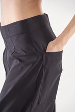 Lade das Bild in den Galerie-Viewer, Rundholz Black Label Hose
