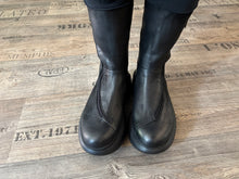 Lade das Bild in den Galerie-Viewer, Lofina Bootie mit schrägem Zipper
