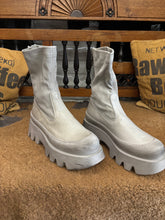 Lade das Bild in den Galerie-Viewer, Lofina Muster Boots
