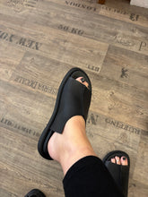 Lade das Bild in den Galerie-Viewer, Lofina Latschis
