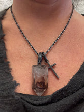 Lade das Bild in den Galerie-Viewer, DARKGEM Kette Bergkristall mit Kreuz
