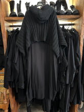 Lade das Bild in den Galerie-Viewer, Studio b3 Strickhoodie POOH
