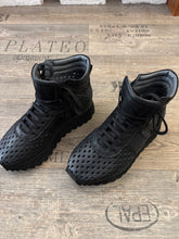 Lade das Bild in den Galerie-Viewer, Lofina Sommer Sneaker

