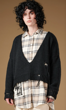 Lade das Bild in den Galerie-Viewer, Studio b3 Pullover Reman
