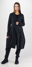 Lade das Bild in den Galerie-Viewer, Rundholz Black Label Stretchmantel
