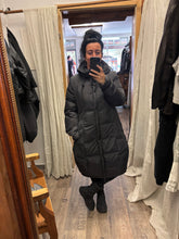 Lade das Bild in den Galerie-Viewer, Rundholz Black Label Daunenmantel
