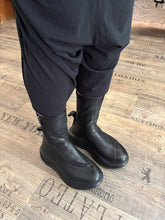 Lade das Bild in den Galerie-Viewer, Lofina Bootie mit schrägem Zipper
