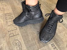 Lade das Bild in den Galerie-Viewer, Lofina Sommer Sneaker
