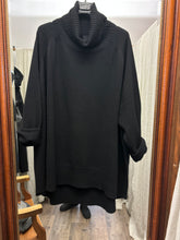 Lade das Bild in den Galerie-Viewer, Rundholz Black Label Strickpulli
