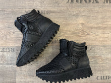 Lade das Bild in den Galerie-Viewer, Lofina Sommer Sneaker
