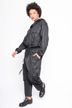Lade das Bild in den Galerie-Viewer, Black by K&amp;M Gewachste Hoodie Jacke
