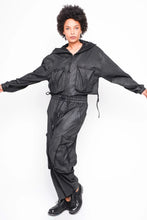 Lade das Bild in den Galerie-Viewer, Black by K&amp;M Gewachste Hoodie Jacke
