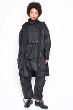 Lade das Bild in den Galerie-Viewer, Black by K&amp;M gewachster Mantel
