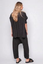 Lade das Bild in den Galerie-Viewer, Black by K&amp;M Leinenbluse
