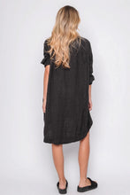 Lade das Bild in den Galerie-Viewer, Black by K&amp;M Leinenbluse
