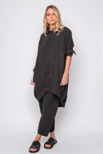 Lade das Bild in den Galerie-Viewer, Black by K&amp;M Leinenbluse
