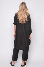 Lade das Bild in den Galerie-Viewer, Black by K&amp;M Leinenbluse
