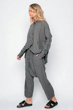 Lade das Bild in den Galerie-Viewer, Black by K&amp;M Leinenbluse
