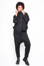 Lade das Bild in den Galerie-Viewer, Black by K&amp;M Sweatjacke
