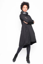 Lade das Bild in den Galerie-Viewer, Black by K&amp;M Sweatkleid
