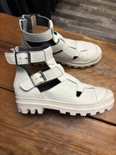 Lade das Bild in den Galerie-Viewer, Lofina Muster Boots
