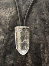 Lade das Bild in den Galerie-Viewer, DARKGEM Lederkette Bergkristall

